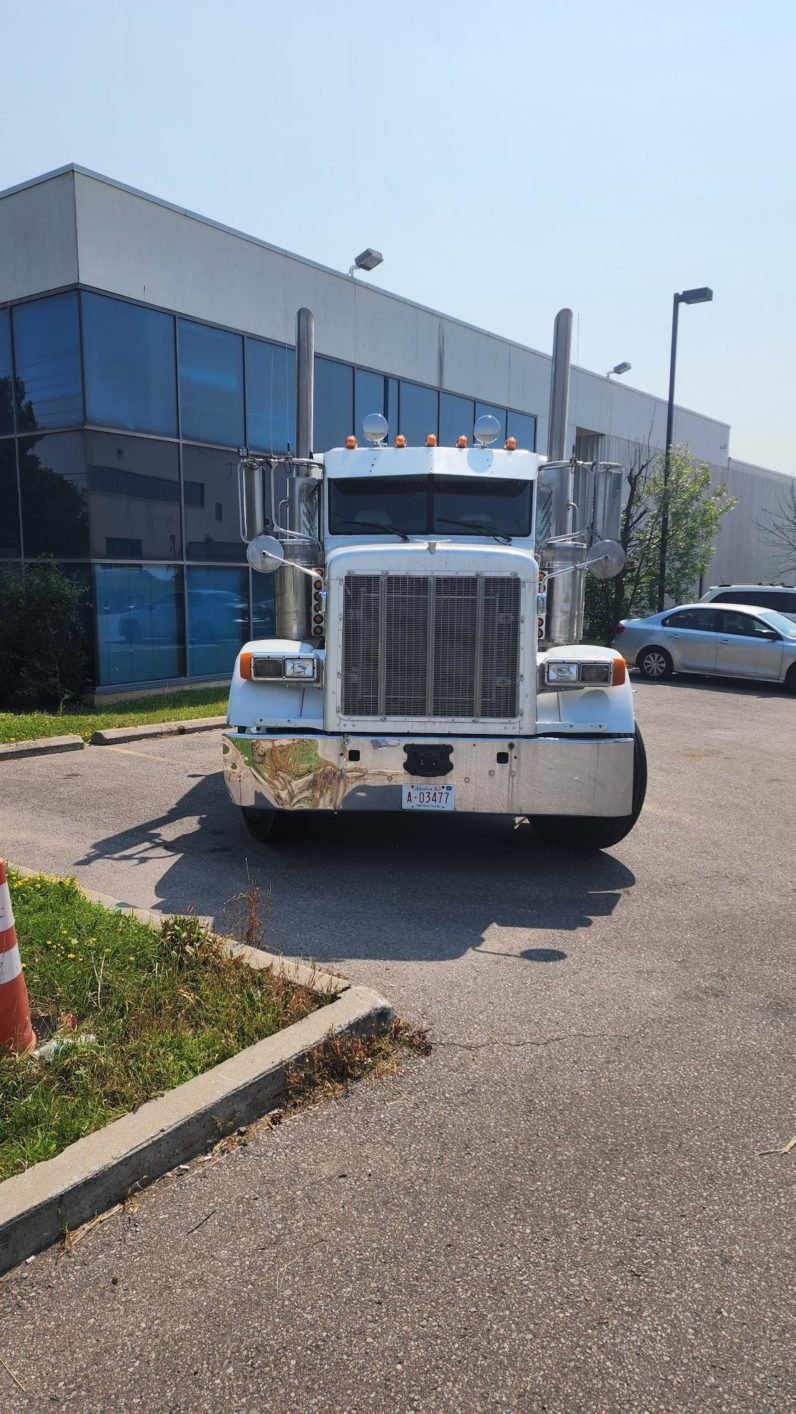 2005 Peterbilt 379  white Short Nose